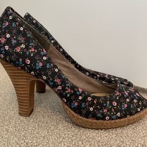 Cute floral print peep toes size 8